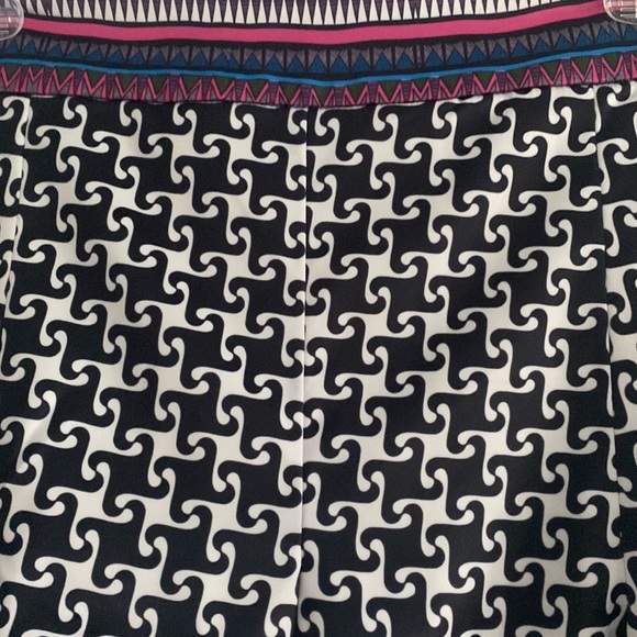 MackenzieMode Black/White Print Mini Skirt - US Size 4/AUS Size 8 - Picture 2 of 16